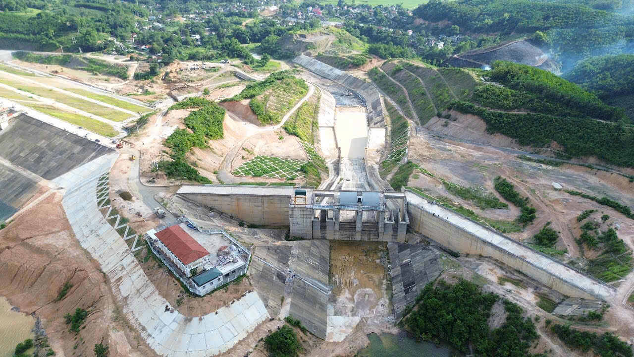 Với tổng mức đầu tư gần 4000 tỉ đdự án bao gồm các hạng mục: đập ngăn sông, tràn xả lũ, cống lấy nước và các công trình phụ trợ. Ảnh: Đặng Tình