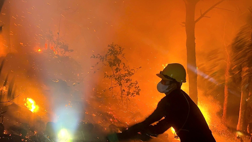 Lực lượng chức năng nỗ lực dập lửa. Ảnh: Hải Dương