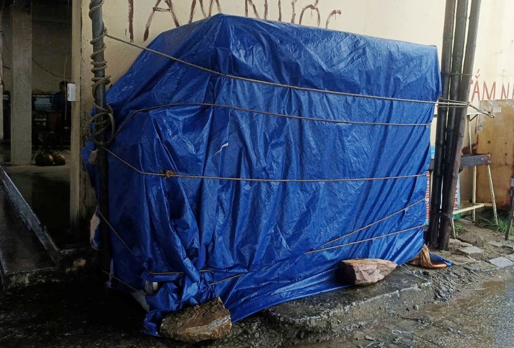 Các hộ dân, nhà hàng, quán ăn tại biển Hải Tiến chằng chống, phủ bạt để chống bão số 3. Ảnh: Quách Du