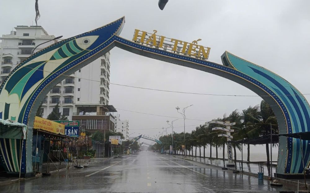 Khu du lịch biển Hải Tiến, tỉnh Thanh Hóa không một bóng người trong sáng 22.7, trước giờ bão số 3 đổ bộ. Ảnh: Quách Du