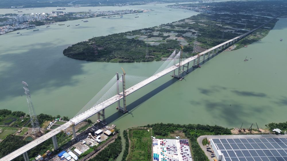 Cầu bắc qua sông Soài Rạp, có tổng chiều dài hơn 2,76km, trong đó phần cầu chính dài 765m. Cầu Bình Khánh là hạng mục chính của Gói thầu J1 (Km21+739.5 - Km24+503), thuộc tuyến cao tốc Bến Lức - Long Thành.