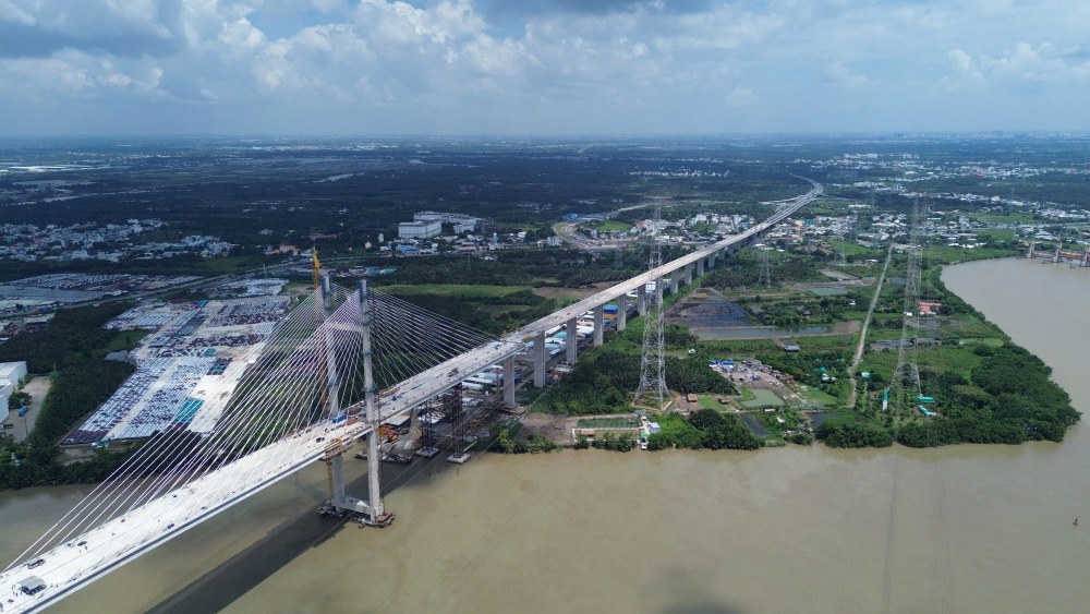 Dự kiến toàn bộ công trình cầu Bình Khánh sẽ hoàn thành vào ngày 30.8 để kết nối với cao tốc Bến Lức - Long Thành. Ảnh: Anh Tú
