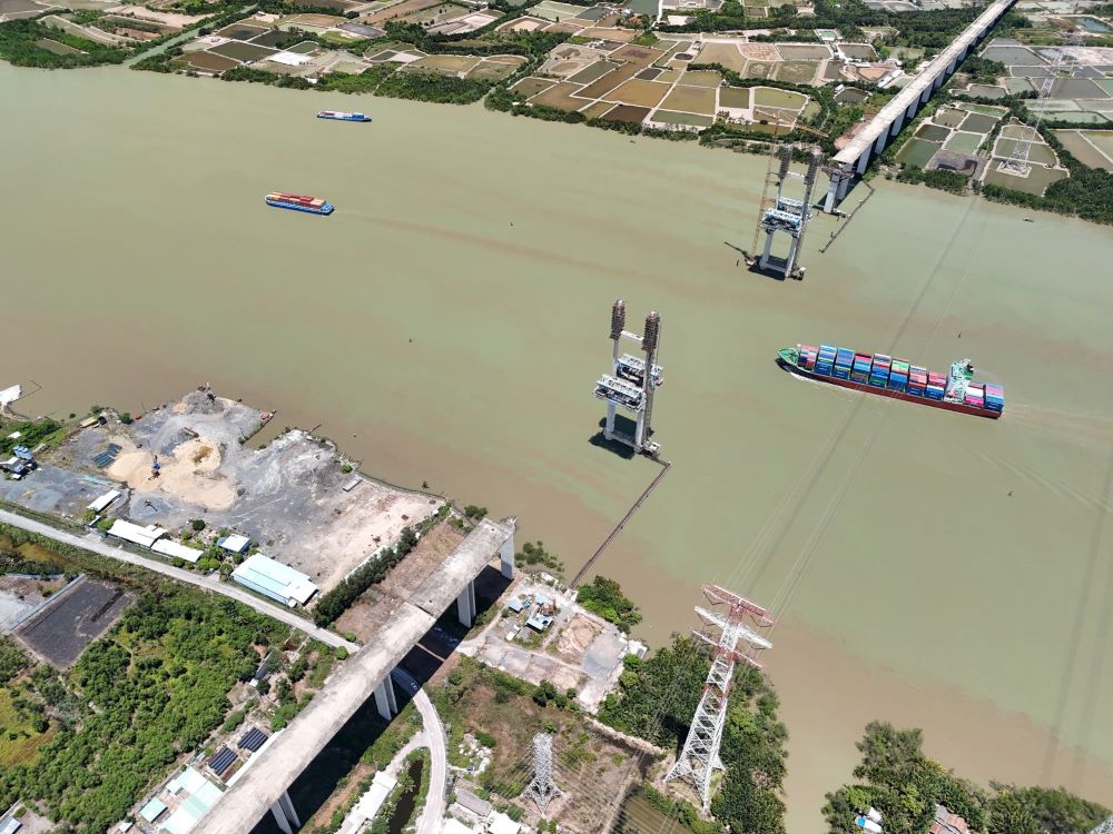 Cầu Phước Khánh đang gấp rút thi công, dự kiến hoàn thành trong năm sau. Ảnh: Anh Tú