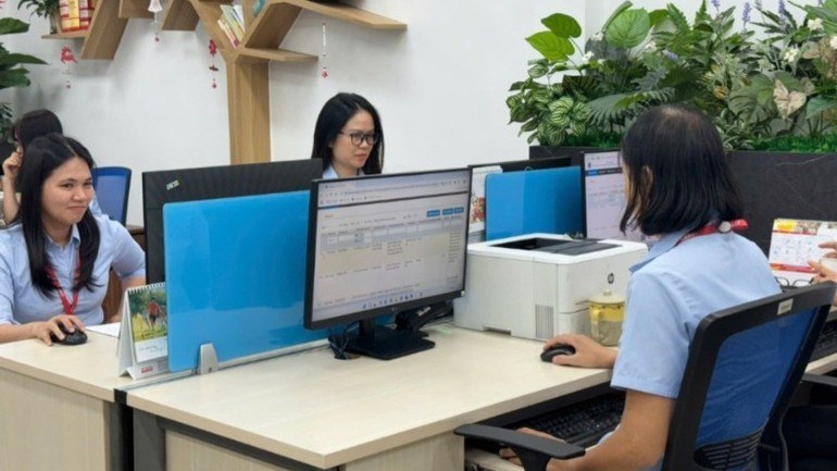 Cán bộ tư pháp làm thủ tục trực tuyến cho người dân. (Ảnh: TL)