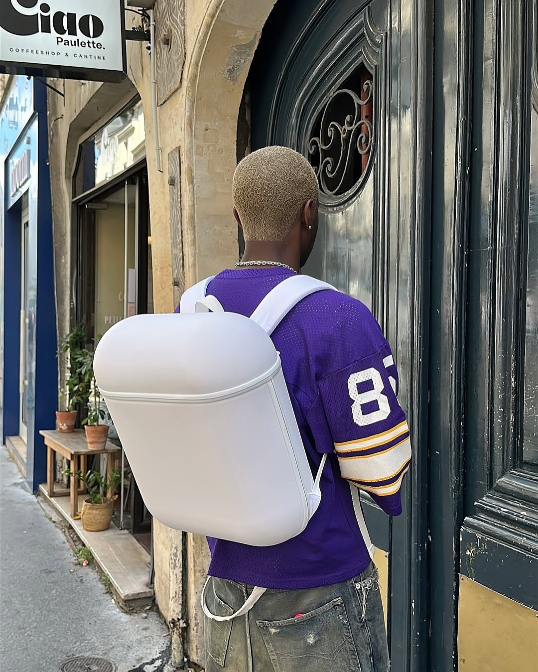 Độc lạ balo hình AirPods- Ảnh 4.