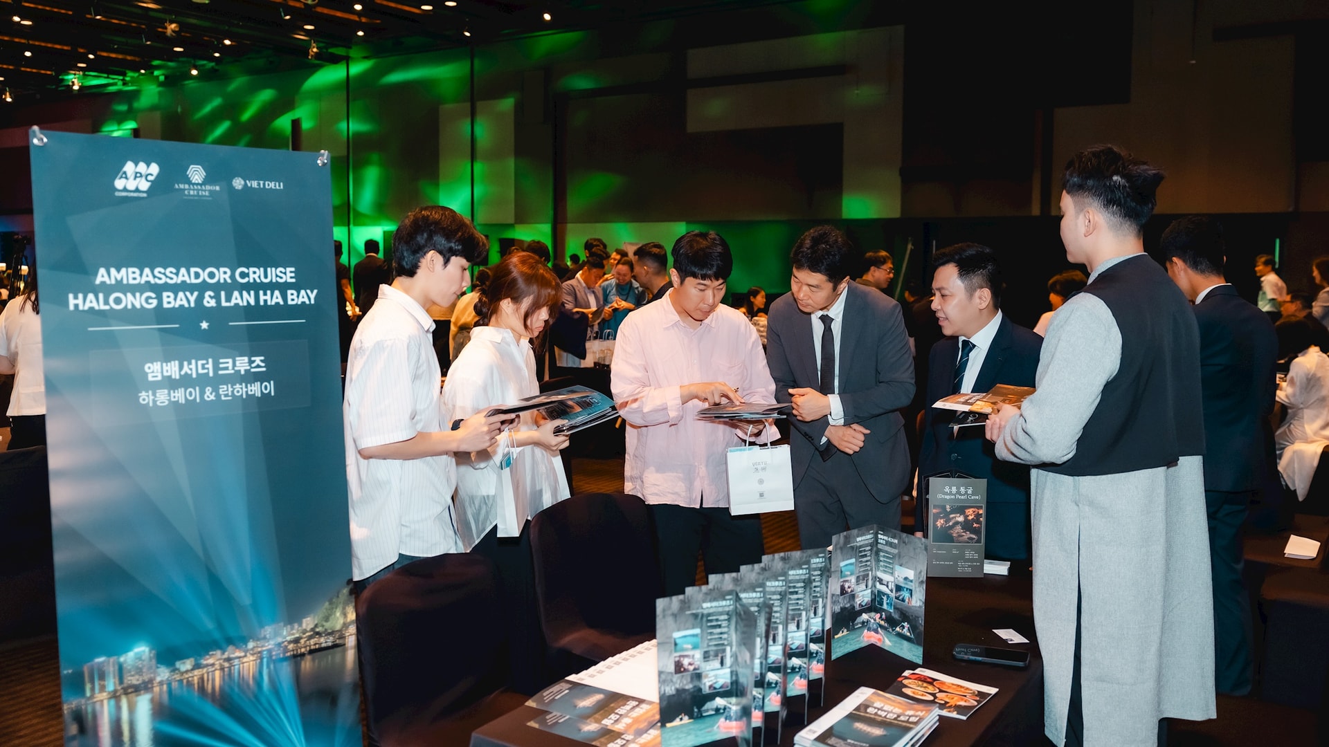 Các đơn vị du lịch Việt Nam giới thiệu tới cđối tác Hàn Quốc những sản phẩm chất lượng như: Du thuyền, du lịch golf, khám phá di sản, ẩm thực. Ảnh: H.L