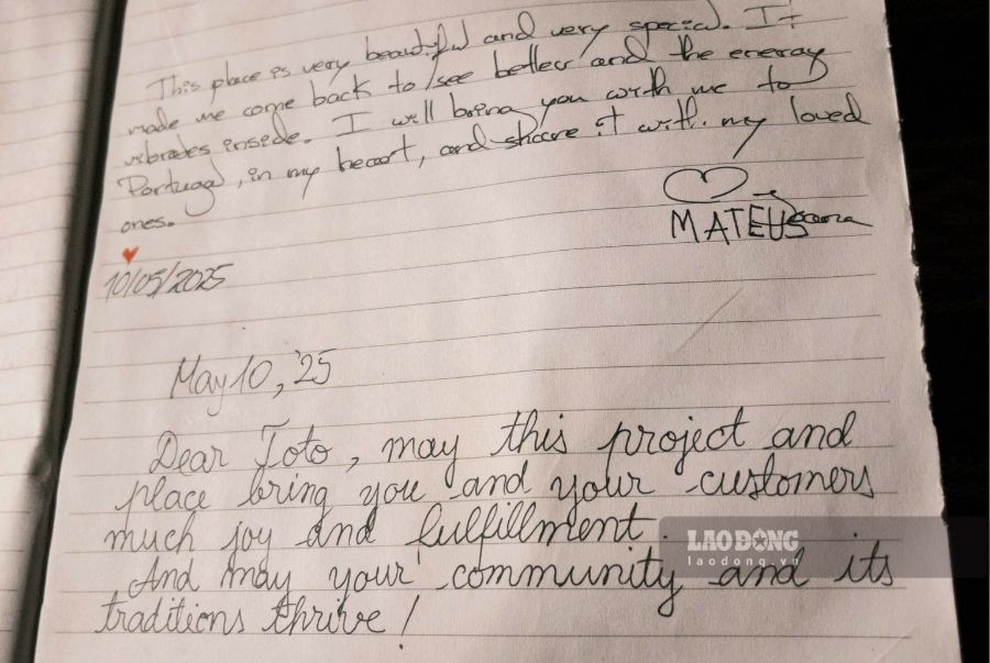 Lưu bút của thực khách khi đến Tô Tô Cafe. Ảnh: Tường Vy