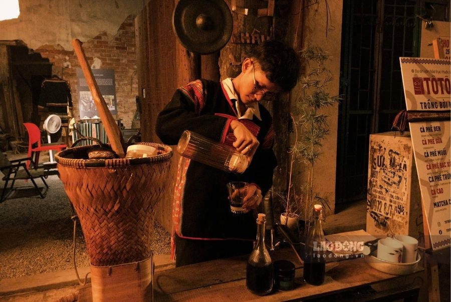 Tô Tô (sinh năm 2000) mong muốn biến quán cà phê của mình thành không gian văn hóa, bản sắc Ê Đê. Ảnh: Tường Vy