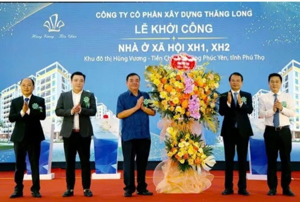 Lãnh đạo tỉnh Phú Thọ tặng hoa chúc mừng Công ty Cổ phần Xây dựng Thăng Long. Ảnh: Văn Cường