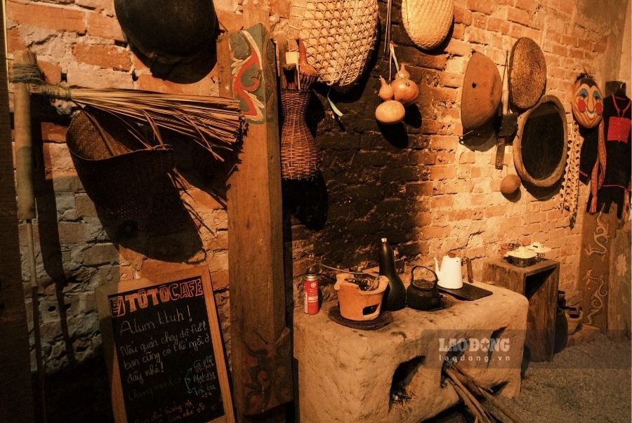 Các vật dụng trang trí trong quán đều là đồ vật thật, được gia đình của Tô gửi ra từ Đắk Lắk. Ảnh: Tường Vy