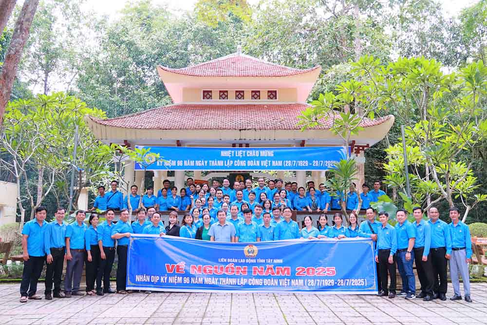 Các thành viên trong đoàn chụp ảnh kỉ niệm. Ảnh: LĐLĐ tỉnh Tây Ninh