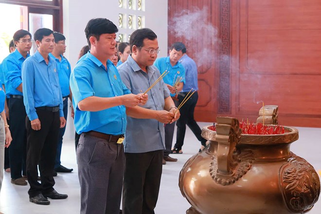 LĐLĐ tỉnh Tây Ninh dâng hương tưởng niệm tại Khu di tích Trung ương Cục miền Nam