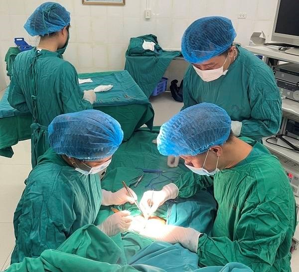 Ca phẫu thuật khẩn cấp tại Hưng Yên cứu sống bé gái nuốt nam châm gây thủng ruột non