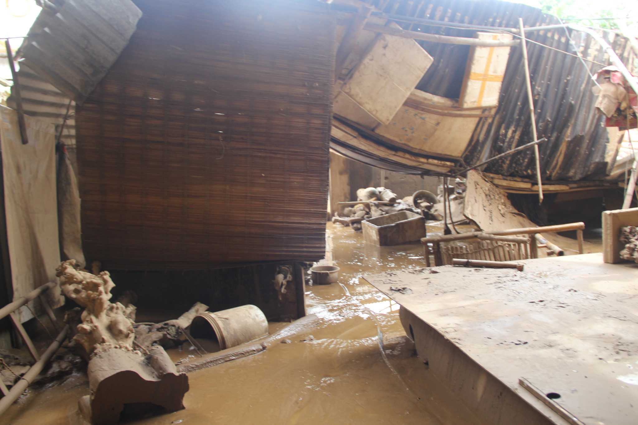 Nhiều ngôi nhà ở xã Tương Dương, Nghệ An tan hoang sau mưa lũ. Ảnh: Phạm Chung