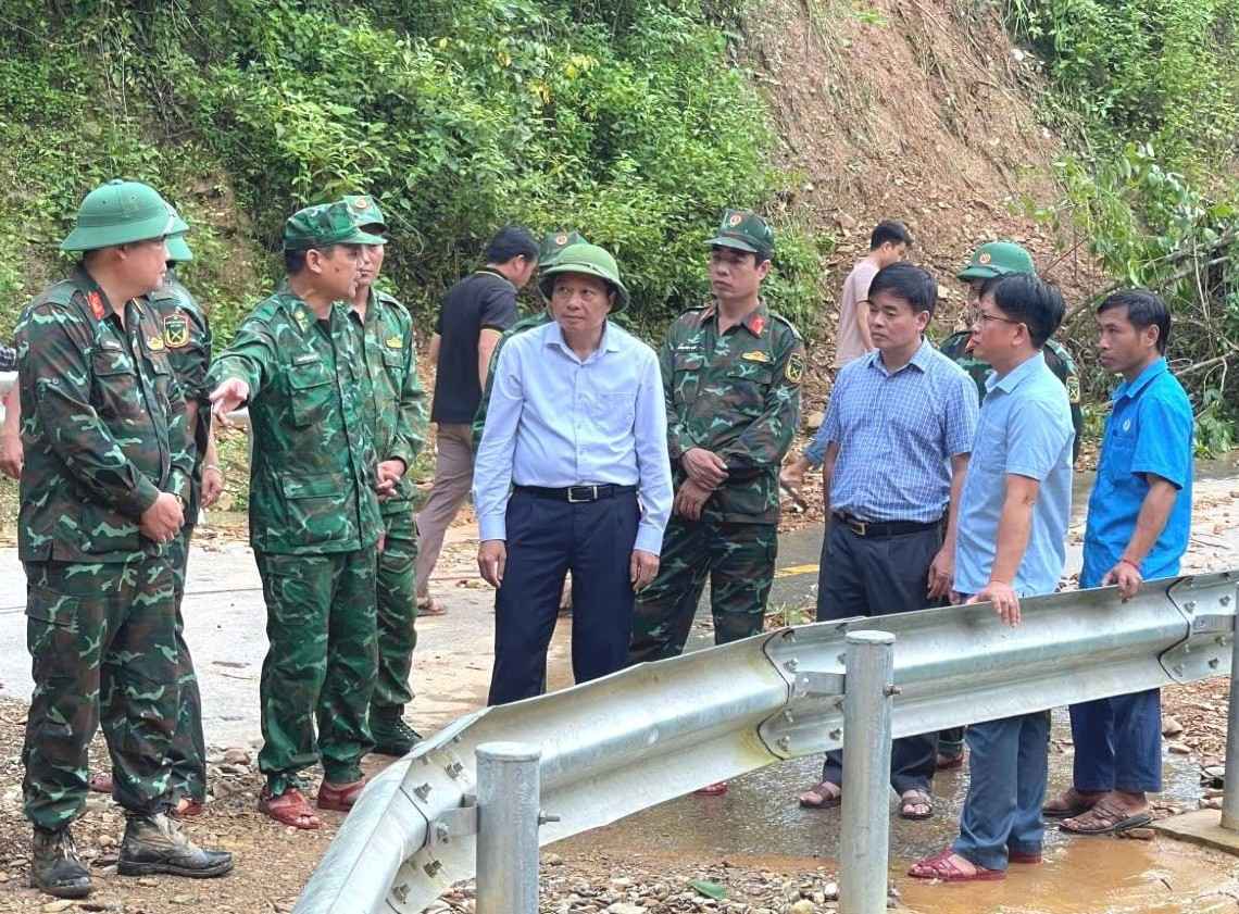 Ông Lê Hồng Vinh - Chủ tịch UBND tỉnh Nghệ An chỉ đạo khắc phục hậu quả thiên tai tại xã Mường Típ. Ảnh: Thuý Vinh