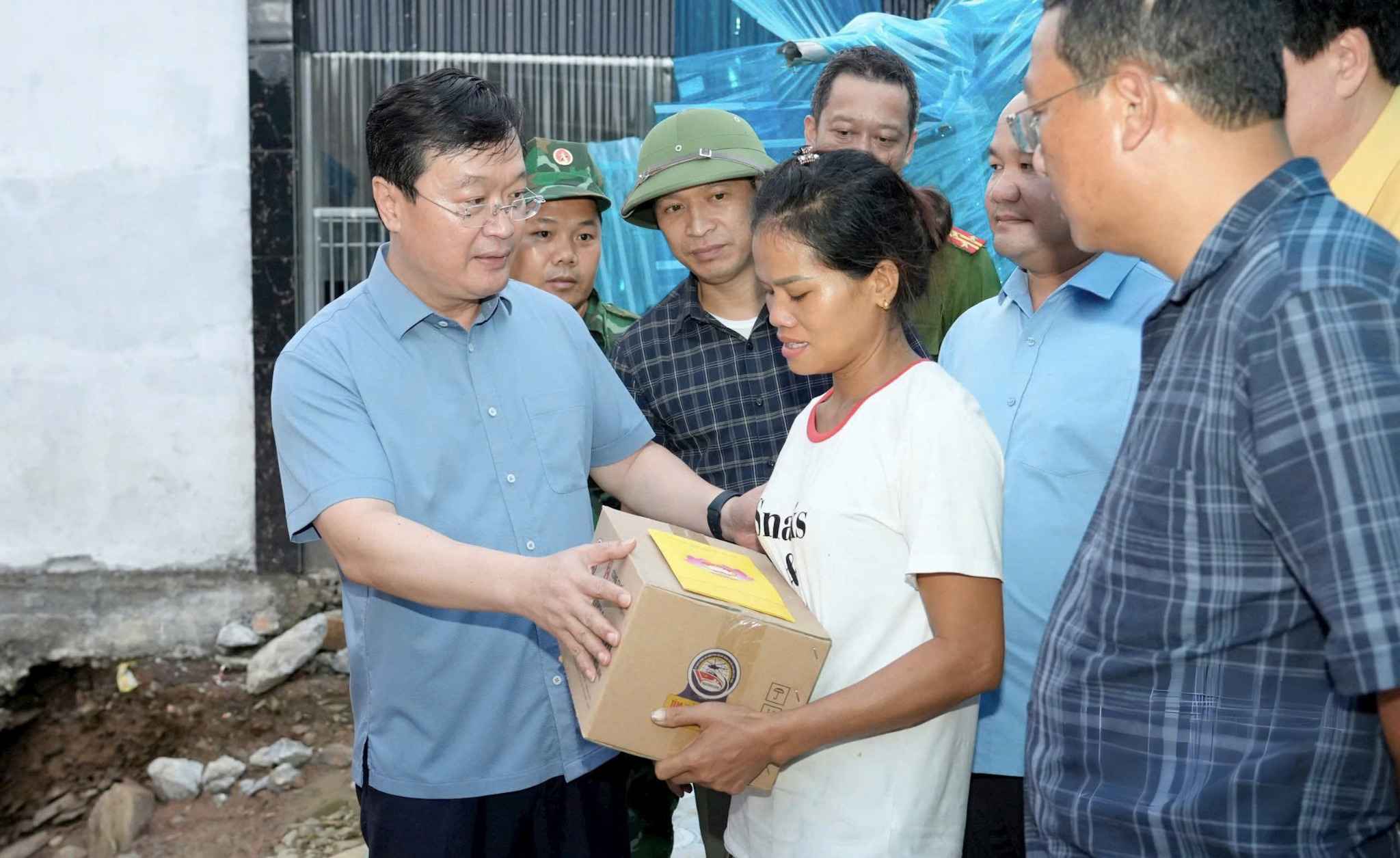 Bí thư Tỉnh ủy Nghệ An Nguyễn Đức Trung chia sẻ với những mất mát, thiệt hại nặng nề của những gia đình có nhà bị cuốn trôi. Ảnh: Phạm Bằng