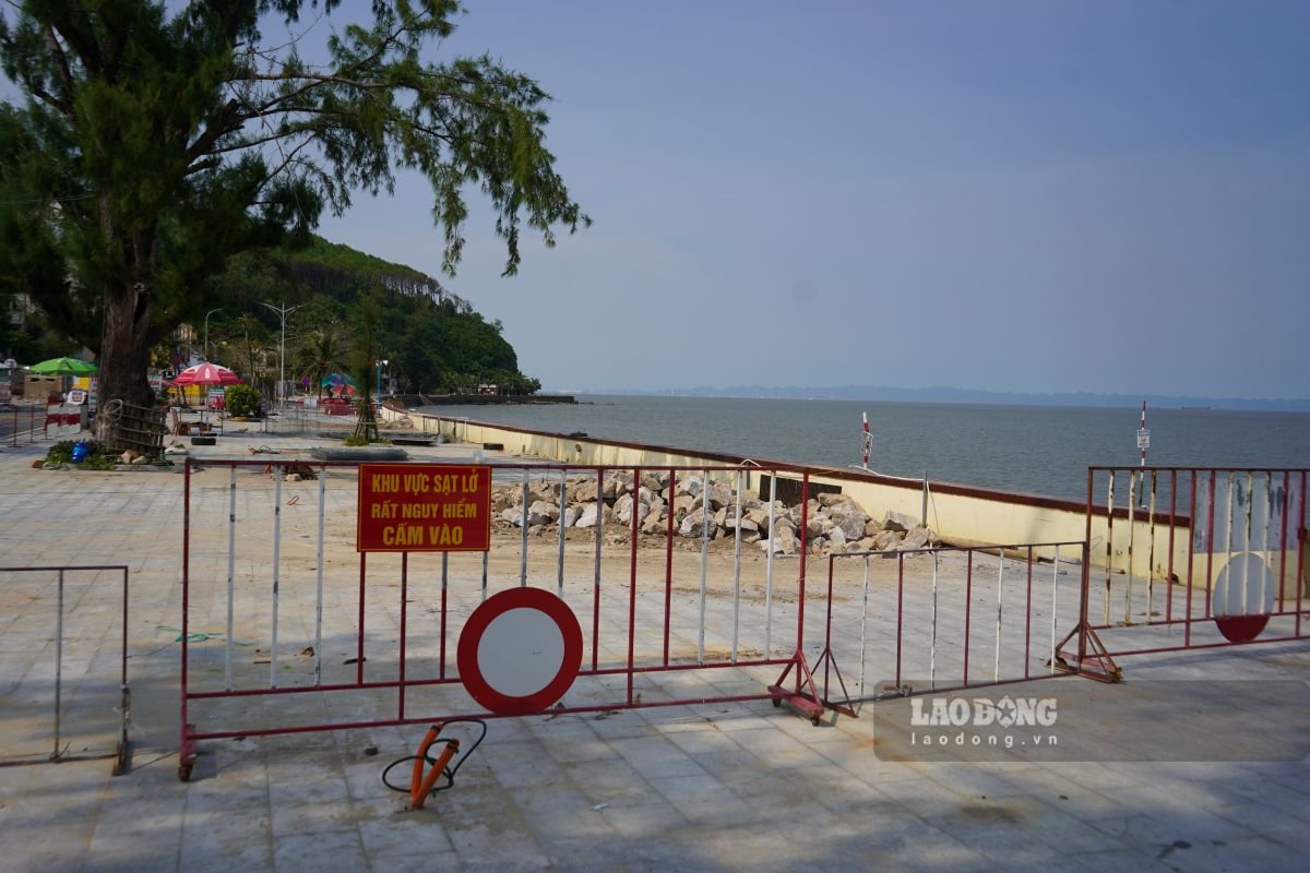 Chiều 28.7, ghi nhận của PV Lao Động, hàng trăm mét vỉa hè dọc bờ biển khu 2 Đồ Sơn được quây kín bằng rào sắt cùng biển cảnh báo nguy hiểm. Ảnh: Mai Dung