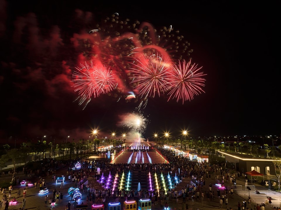 Bắn pháo hoa ở Quảng trường công viên lễ hội Sun Urban City (2)