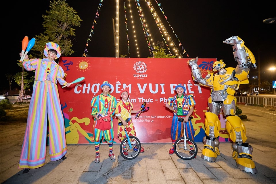 Bắn pháo hoa ở Quảng trường công viên lễ hội Sun Urban City (3)