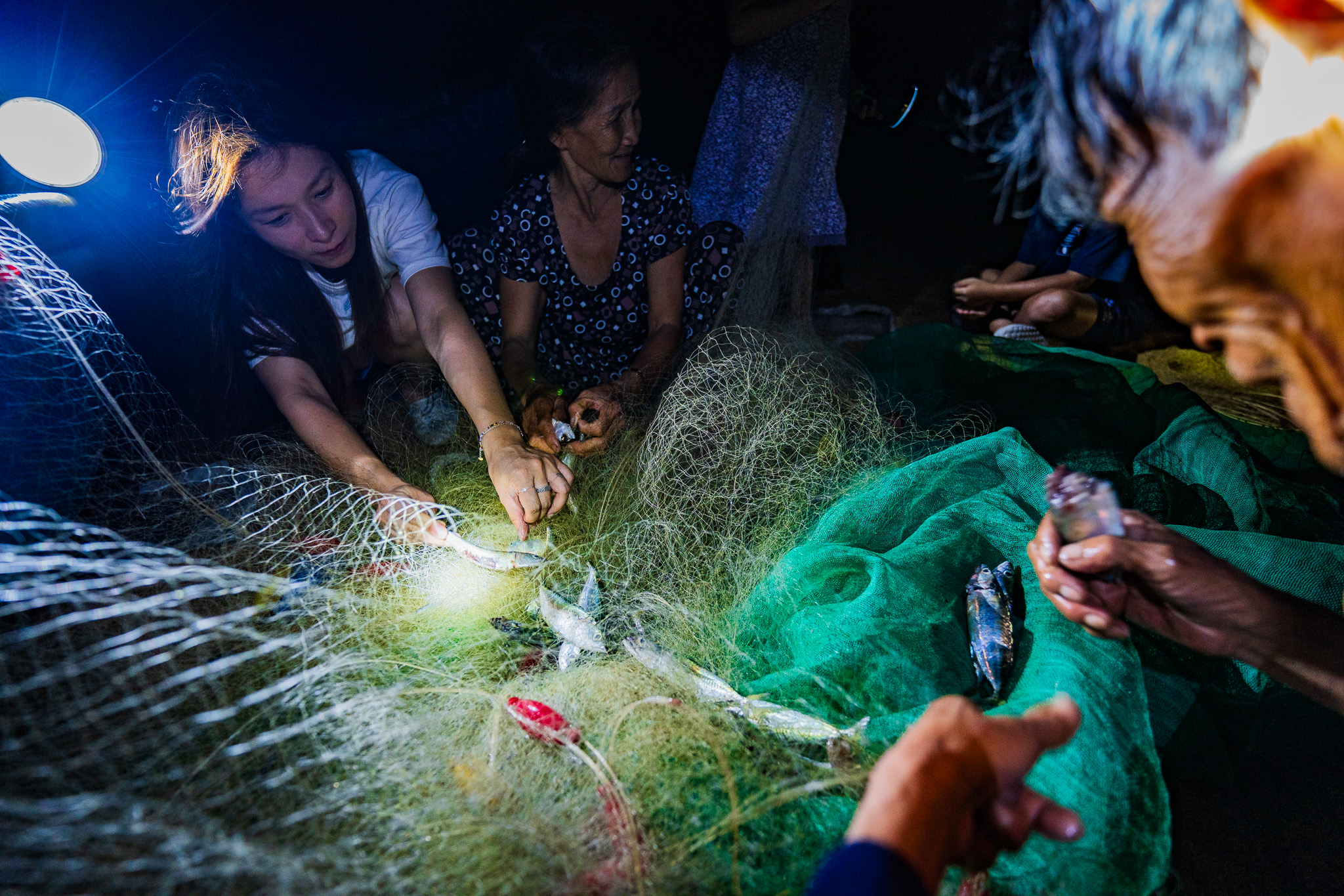 Kỷ niệm đặc biệt với gia đình từ Hà Nội là những lần cùng cô Đi chủ homestay đón chú Binh đi đánh cá trở về rồi mang cá ra chợ bán. Tham gia các hoạt động thường ngày của người dân làng chài khiến anh Nhật cảm giác mình cũng là thành viên trong nhà.