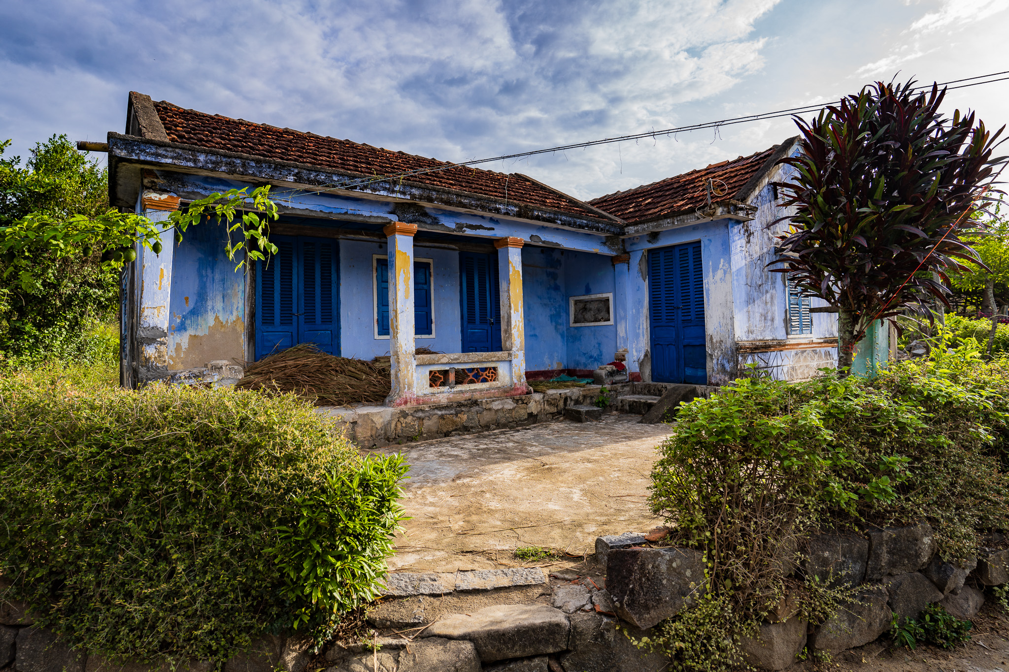 Hiện tại, làng Gò Cỏ có khoảng 20 hộ làm homestay, đặc điểm của làng là nhiều cái không: không quán nhậu, không internet, không karaoke, không rác thải... Gò Cỏ thực sự là nơi hiếm có còn giữ lại nét hoang sơ như một “ốc đảo” giấu mình giữa thế giới ồn ào, náo nhiệt ngoài kia. Mới đây, trong chặng 2 chương trình Gia đình Haha các nhân vật trải nghiệm làm muối Sa Huỳnh, tham quan làng Gò Cỏ, trồng lúa, đi thuyền đánh cá đêm...