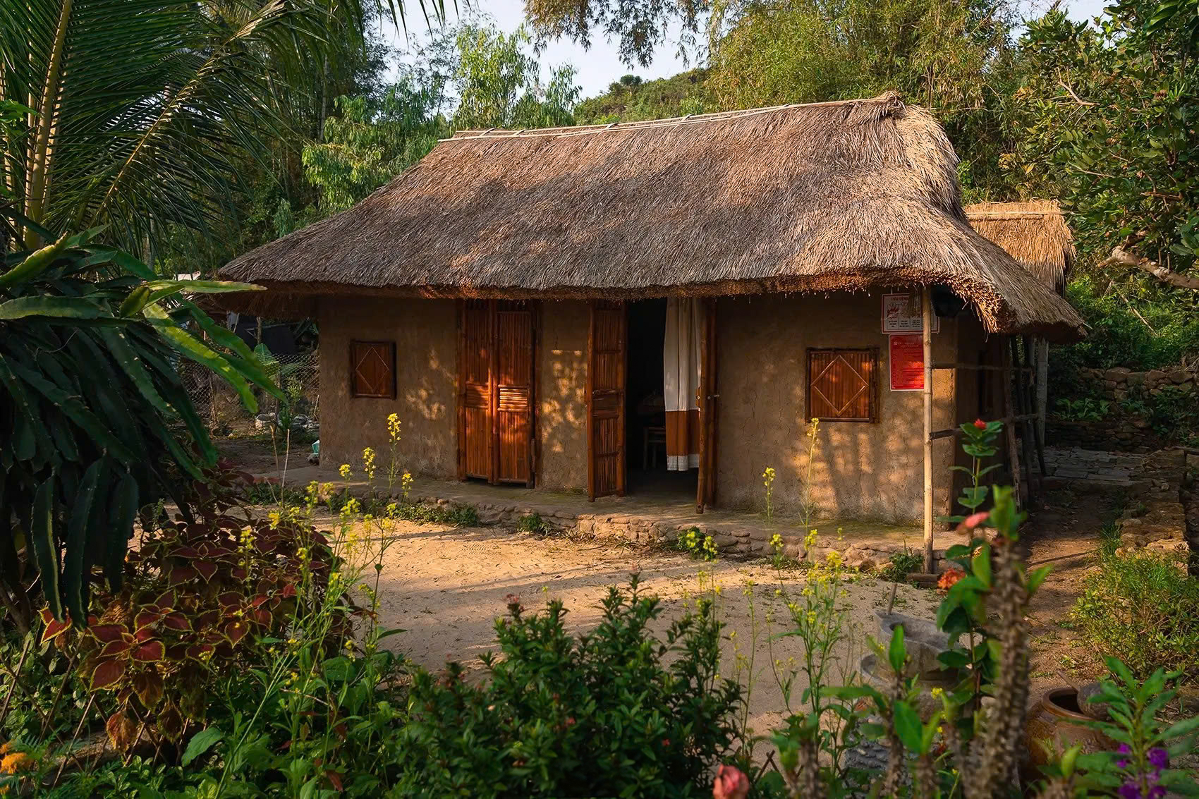 Hai năm trước khi nghe tới Gò Cỏ xây dựng mô hình du lịch cộng đồng nhà tranh, anh Nhật quyết tâm tới trải nghiệm. Những ngôi nhà tranh vách đất ở đây rất thoáng mát vì làng nằm sát biển, trưa chiều gió thổi mát rượi, người dân cũng như du khách đều có thể nằm ngủ ở võng trong sân nhà lộng gió. Hai con nhỏ của anh Nhật mới đầu có bất ngờ, “dù có chút bất tiện khó khăn ban đầu nhưng các con hòa nhập rất nhanh, chủ động hòa nhịp với cuộc sống của chủ nhà“.