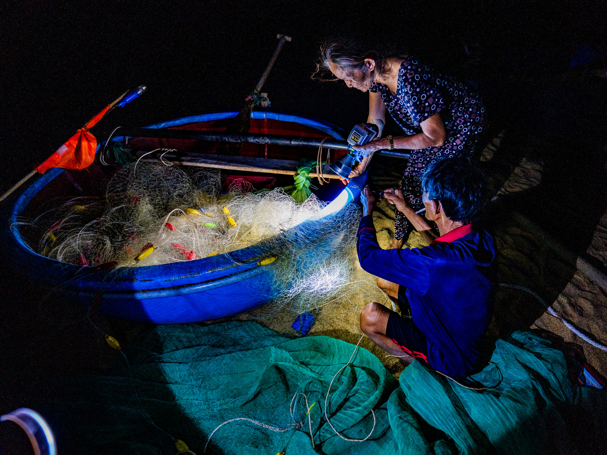 Mỗi ngày chú Binh ra biển đánh cá từ 1-2 chuyến, nhiều hôm đi từ 18h đến 22h đêm, không được nhiều cá chú lại đi tiếp lúc 3h sáng. Nhịp sống trong nhà ở một làng chài xoay quanh lịch đi biển của chú.