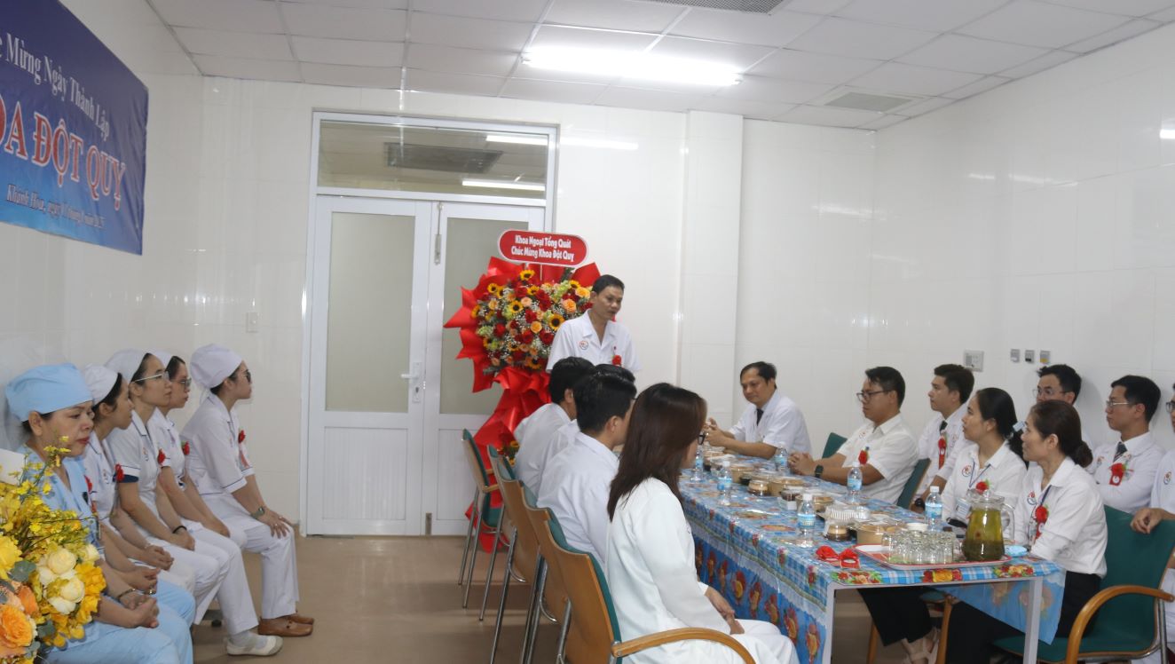 Lãnh đạo Bệnh viện Đa khoa tỉnh Khánh Hòa giao nhiệm vụ cho Khoa Đột quỵ trong ngày đầu thành lập. Ảnh: Phương Linh