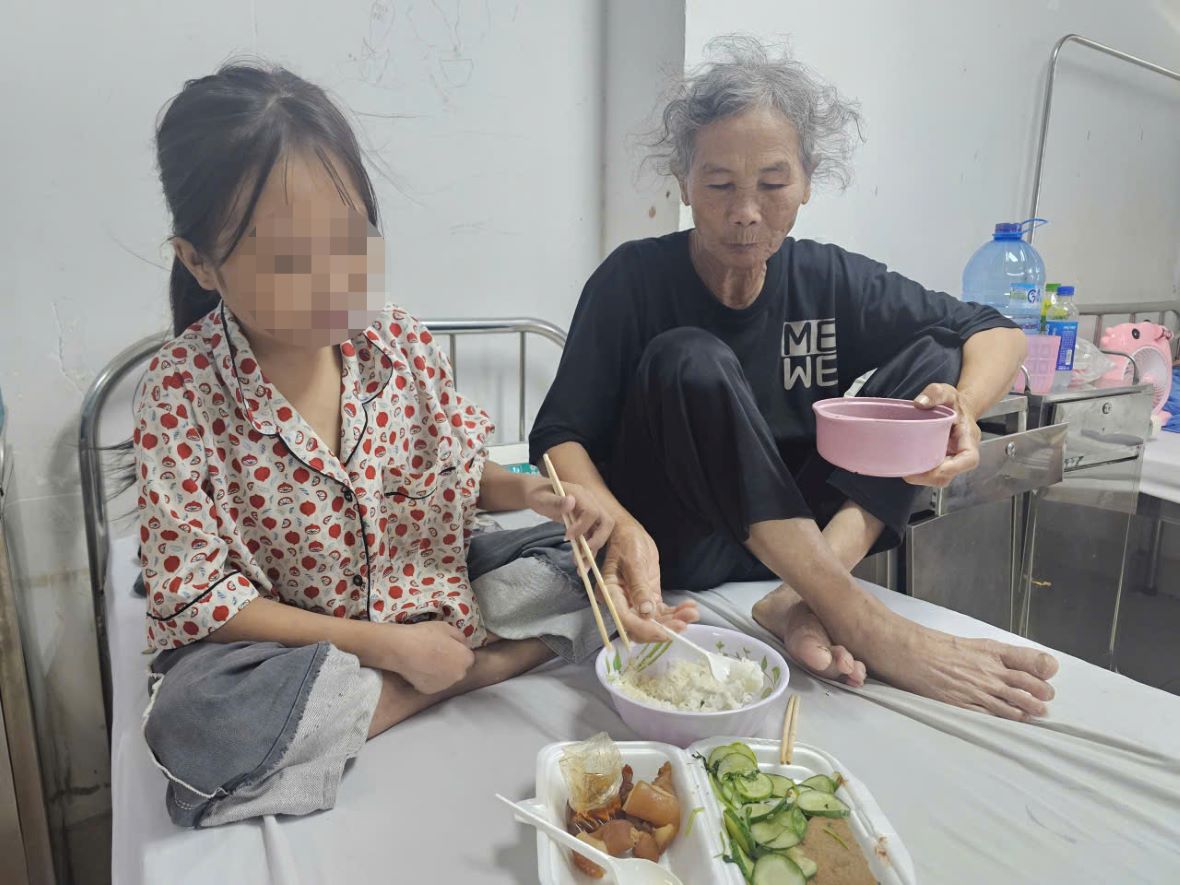 Cụ Vũ Thị Tám đã hơn 10 năm đồng hành cùng cháu đi truyền máu tại bệnh viện. Ảnh: Thanh Quỳnh