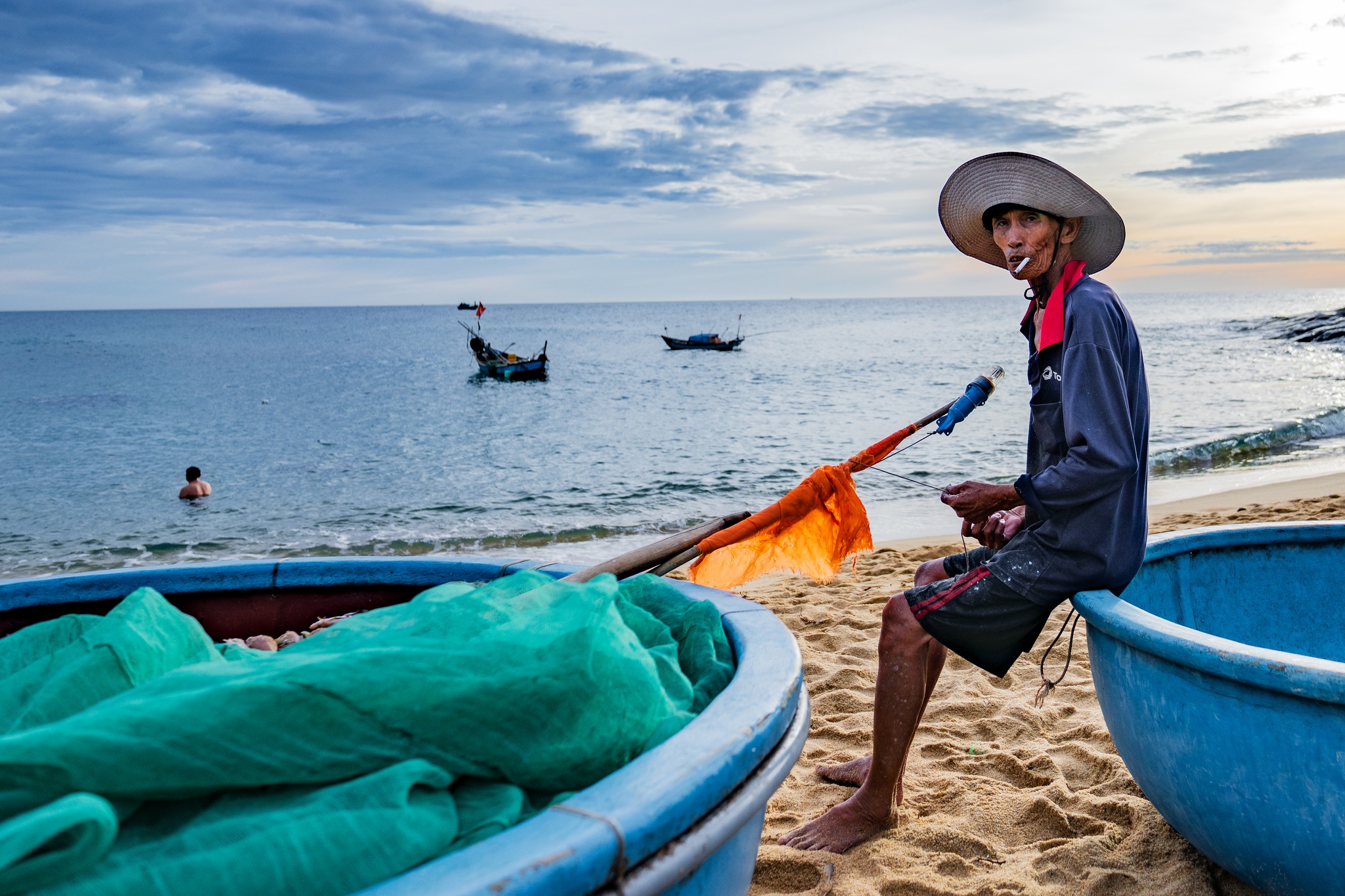 Cô Đi chú Bình rất thân thiện, giản dị, sống cùng cô chú cảm giác như được về nhà người thân ở quê. Họ không chỉ là chủ nhà đón tiếp mà còn thật sự sống cùng, từ nấu những bữa cơm giản dị cho tới các sinh hoạt công việc thường ngày. Hai con nhỏ của anh Nhật luôn được cô Đi hỏi han, gợi ý thêm các món ăn cho vừa miệng. Không khí trong nhà lúc nào cũng ấm áp thân tình.