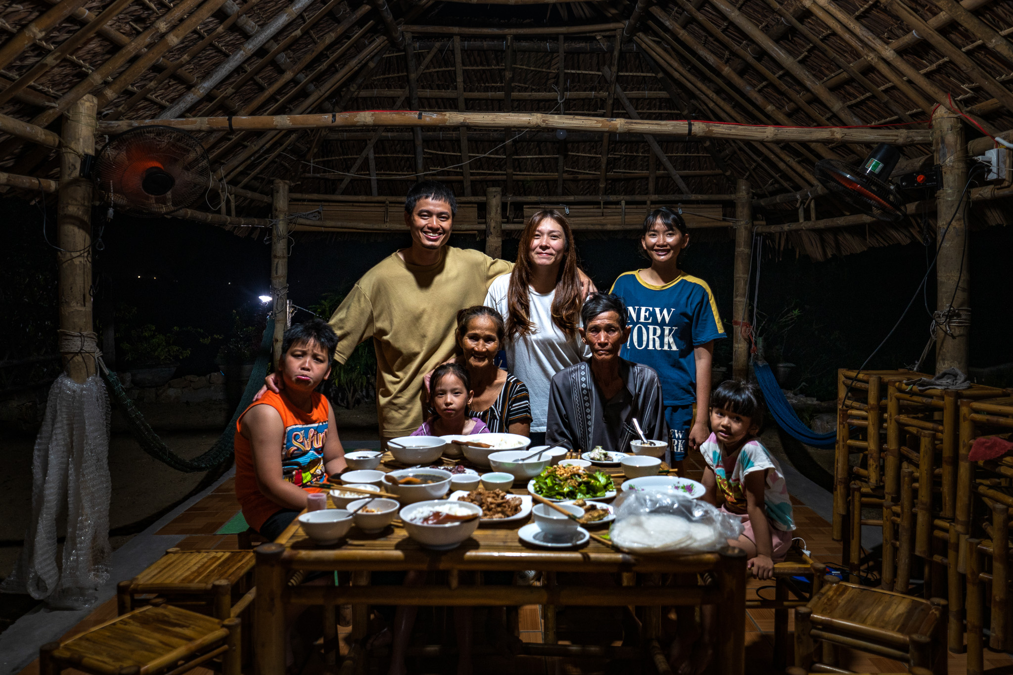 Chọn ngay Dứa Rừng homestay nhà cô Đi chú Binh, ngôi nhà sát biển nhất trong làng vì cả gia đình rất mê biển. Homestay ở đây mang đúng nghĩa ban đầu của nó, đó là ngôi nhà dân mở cửa đón khách phương xa. Anh Nhật cho hay, ngôi nhà không có các thiết bị giải trí, gia đình anh không nhiều thời gian ra ngoài khám phá nhưng lại có thêm thời gian ngồi trò chuyện với dân địa phương và nhìn ngắm xung quanh được kỹ hơn.