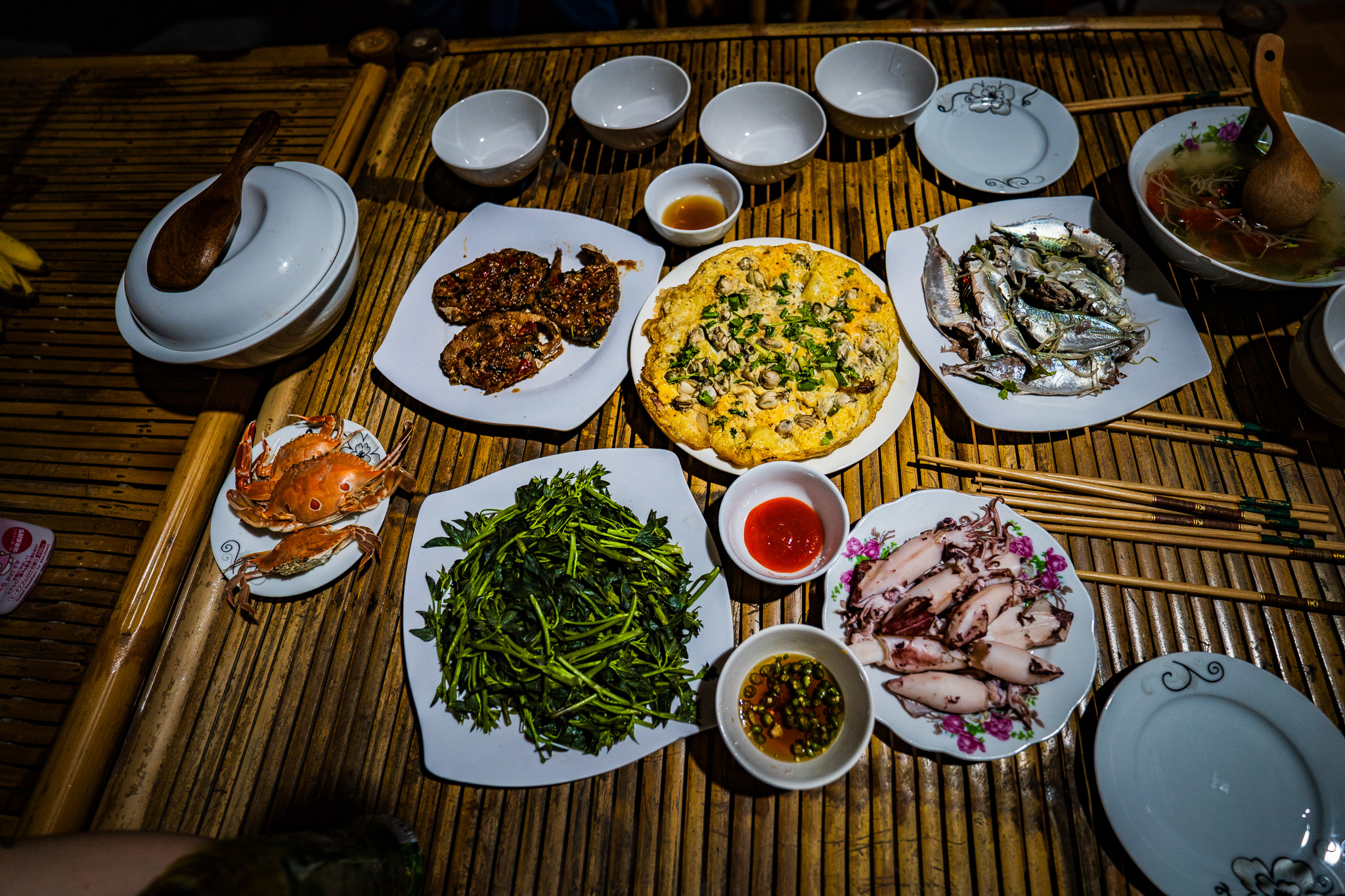 Ngoài giờ đánh cá, trong những ngày ở lại Dứa Rừng homestay, anh Nhật còn rất thích giờ phút cả nhà ngồi quây quần ăn cơm cùng cô Đi chú Binh, nghe cô chú kể chuyện con cái, chuyện thời tiết, cá tôm. Mỗi bữa cơm đều có các món tôm cá mà chú đánh bắt được trong ngày, dù không có sơn hào hải vị nhưng đặc biệt vì có “vị nhà“. Trong đó, món mà anh Nhật bất ngờ nhất là “nhum biển trộn trứng, lần đầu được ăn nhum với kiểu nấu dân dã như vậy và món này rất đưa cơm“.