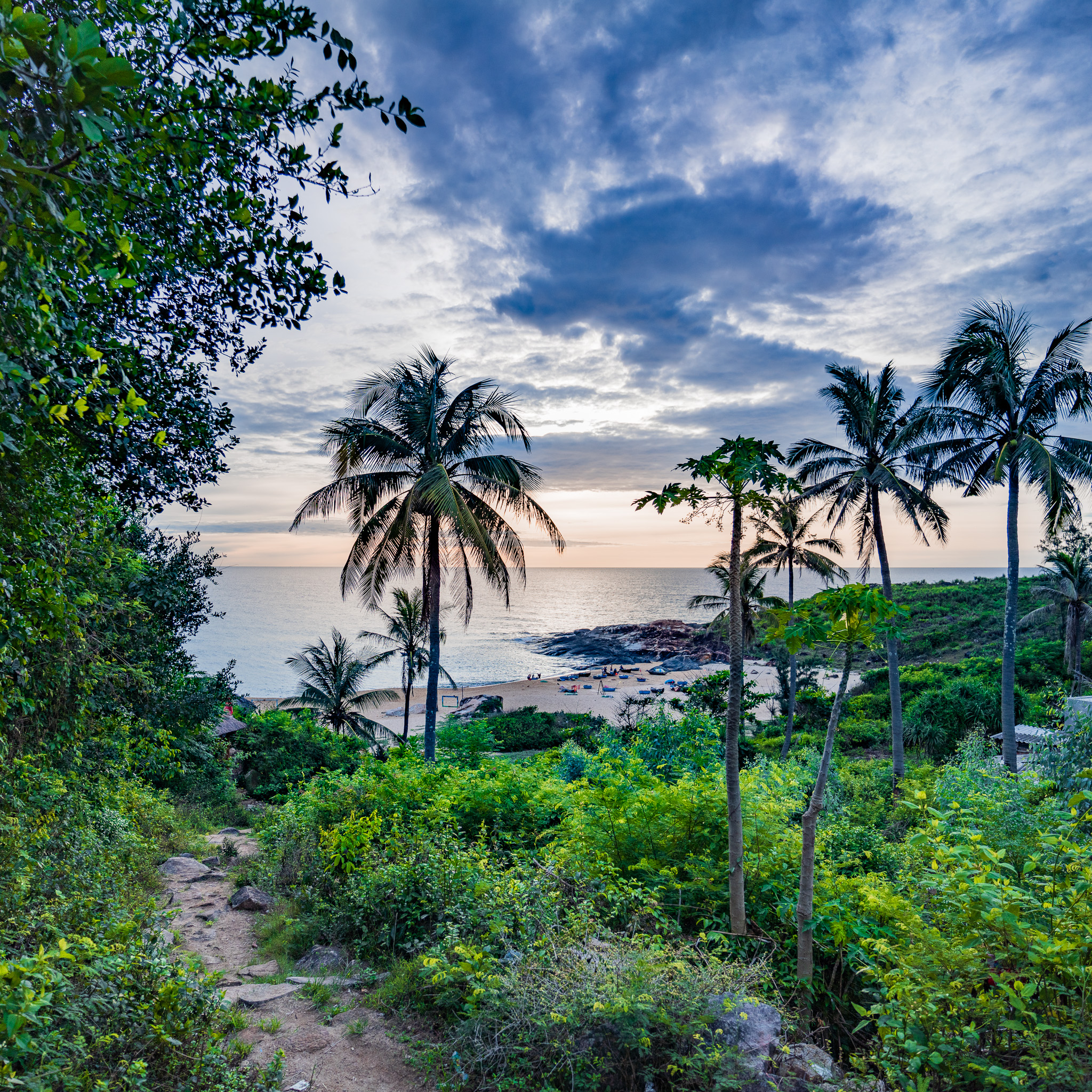 “Làng Gò Cỏ mang tới cảm giác rất khác so với những ngôi làng du lịch thông thường, giống như mình bước vào một ngôi làng bình dị không hề có dấu hiệu du lịch hóa. Cả làng chỉ có một con đường nhỏ, vắng người, xa xa là tiếng sóng vỗ vào đá cát và mùi mặn nồng quen thuộc của làng chài“, anh Nhật kể về ấn tượng đầu tiên.