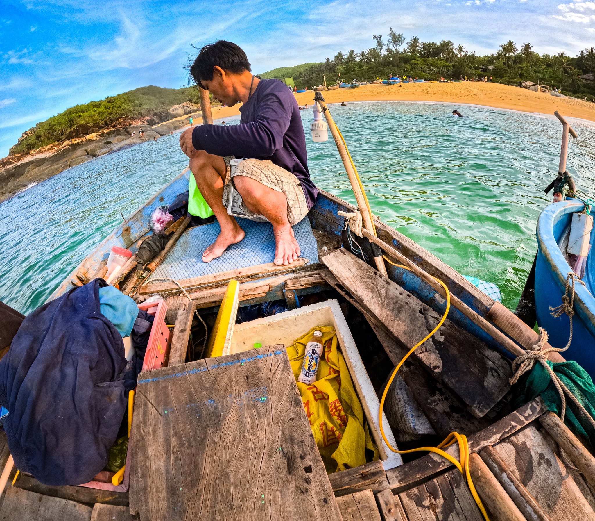 Anh Nhật chia sẻ, thời gian đẹp nhất để du lịch làng Gò Cỏ từ tháng 3 đến tháng 7, thời tiết Sa Huỳnh khi đó nắng đẹp, biển êm rất phù hợp để tắm biển, đi đánh cá cùng ngư dân. Làng Gò Cỏ không tiện nghi đầy đủ nhưng lại là nơi phù hợp cho những ai yêu thích cuộc sống mộc mạc, bình lặng. Tuy nhiên các gia đình có con nhỏ nên cân nhắc vì điều kiện sinh hoạt ở đây còn rất giản dị, có thể nhiều người sẽ thấy không thoải mái.