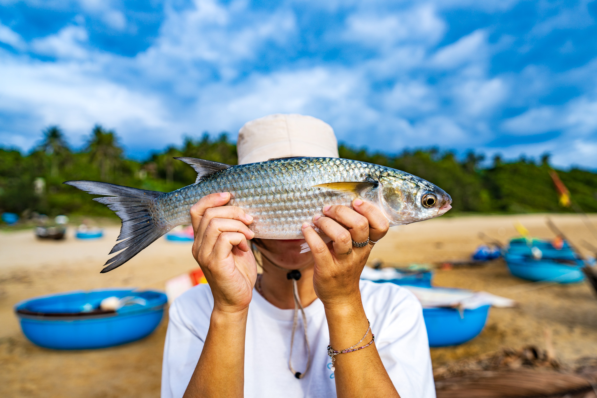 Giữa tháng 6, gia đình anh Nguyễn Hồng Nhật (Hà Nội) gồm vợ chồng và hai con nhỏ mới có chuyến xuyên Việt nhiều kỷ niệm. Một trong những địa điểm đáng nhớ trong hành trình nghỉ hè của họ là ngôi làng cổ Gò Cỏ. Làng thuộc thị xã Đức Phổ (cũ) cách trung tâm tỉnh Quảng Ngãi khoảng 60km về phía nam.