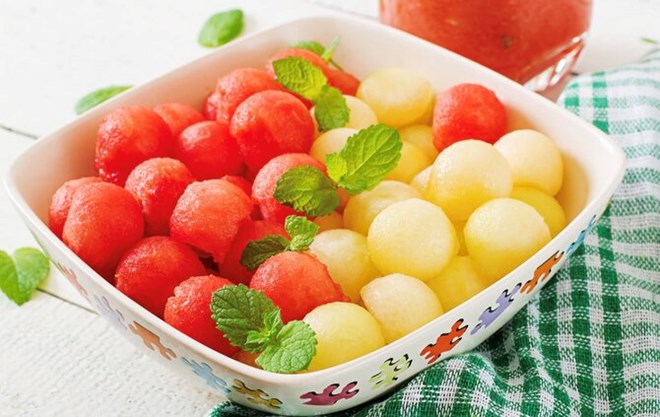Dưa hấu và dưa lưới, loại nào tốt hơn cho việc cấp nước, hỗ trợ tiêu hóa cho cả gia đình