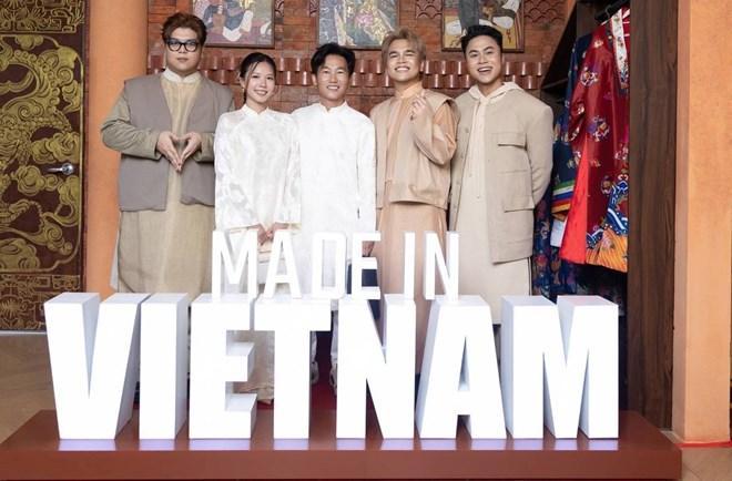 Nghệ sĩ Việt lan tỏa tình yêu và niềm tự hào Việt Nam