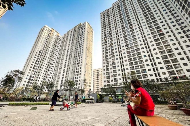 Giá nhà leo thang, thu nhập chậm tăng khiến giới trẻ dè dặt chuyện cưới và sinh con. Ảnh: Hải Nguyễn