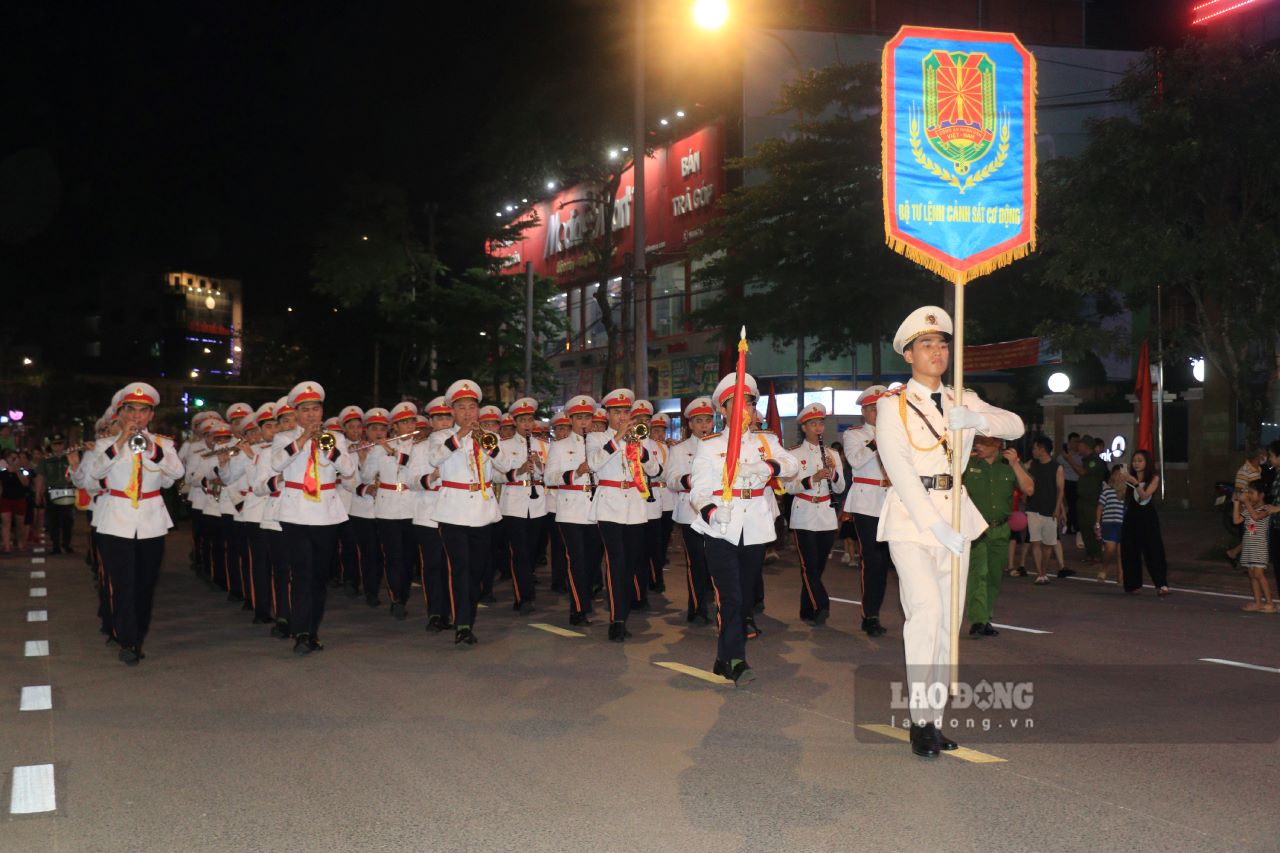 Nhạc công của Đoàn Nghi lễ cất lên những giai điệu hào hùng, mở đầu cho đoàn diễu hành.