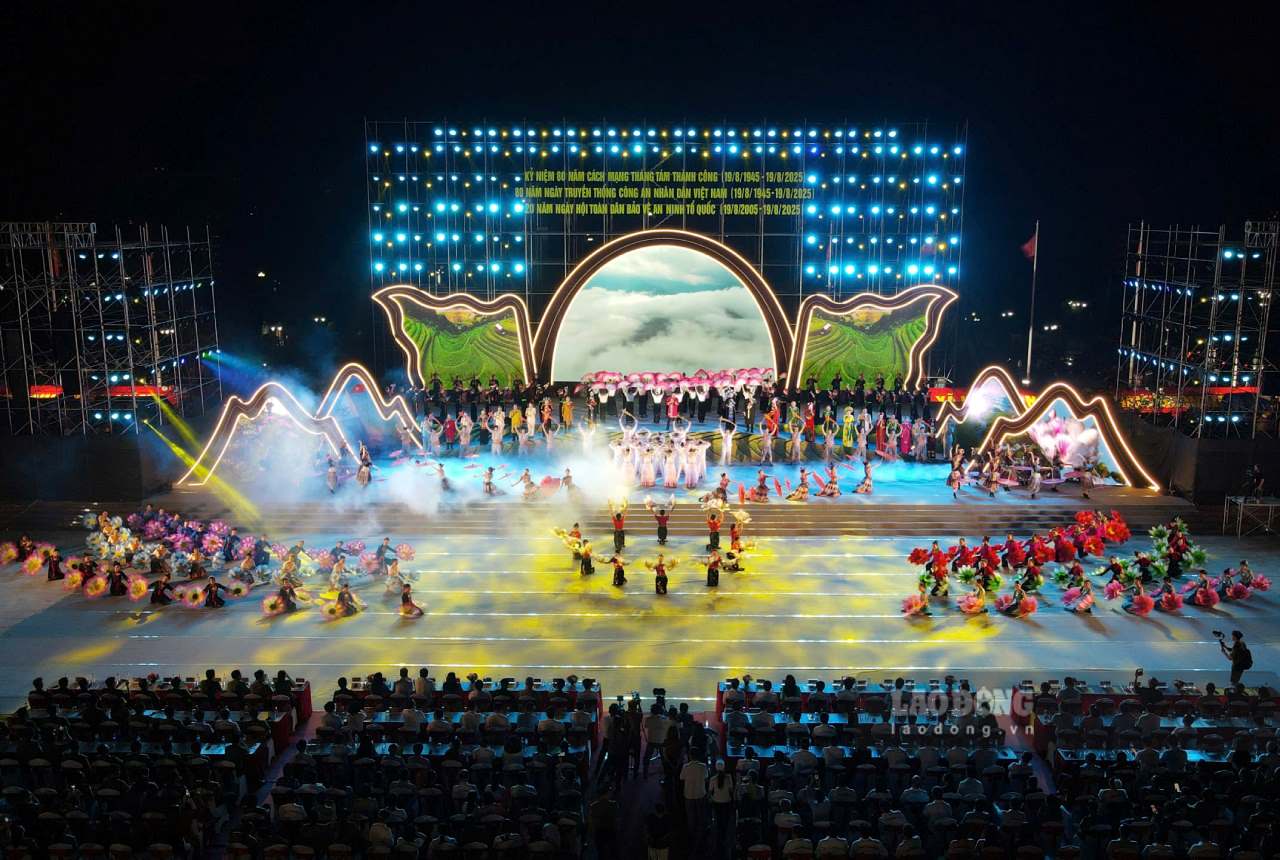 Chương trình nghệ thuật đặc biệt gồm 3 chương, quy tụ trên 1.000 diễn viên chuyên nghiệp và quần chúng. Ảnh: Văn Đức
