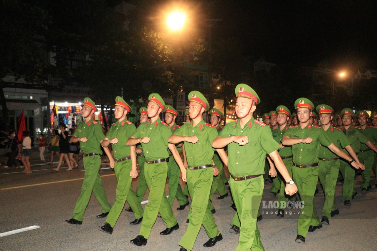 Các chiến sĩ công an diễu hành trên đường Điện Biên. Ảnh: Văn Đức