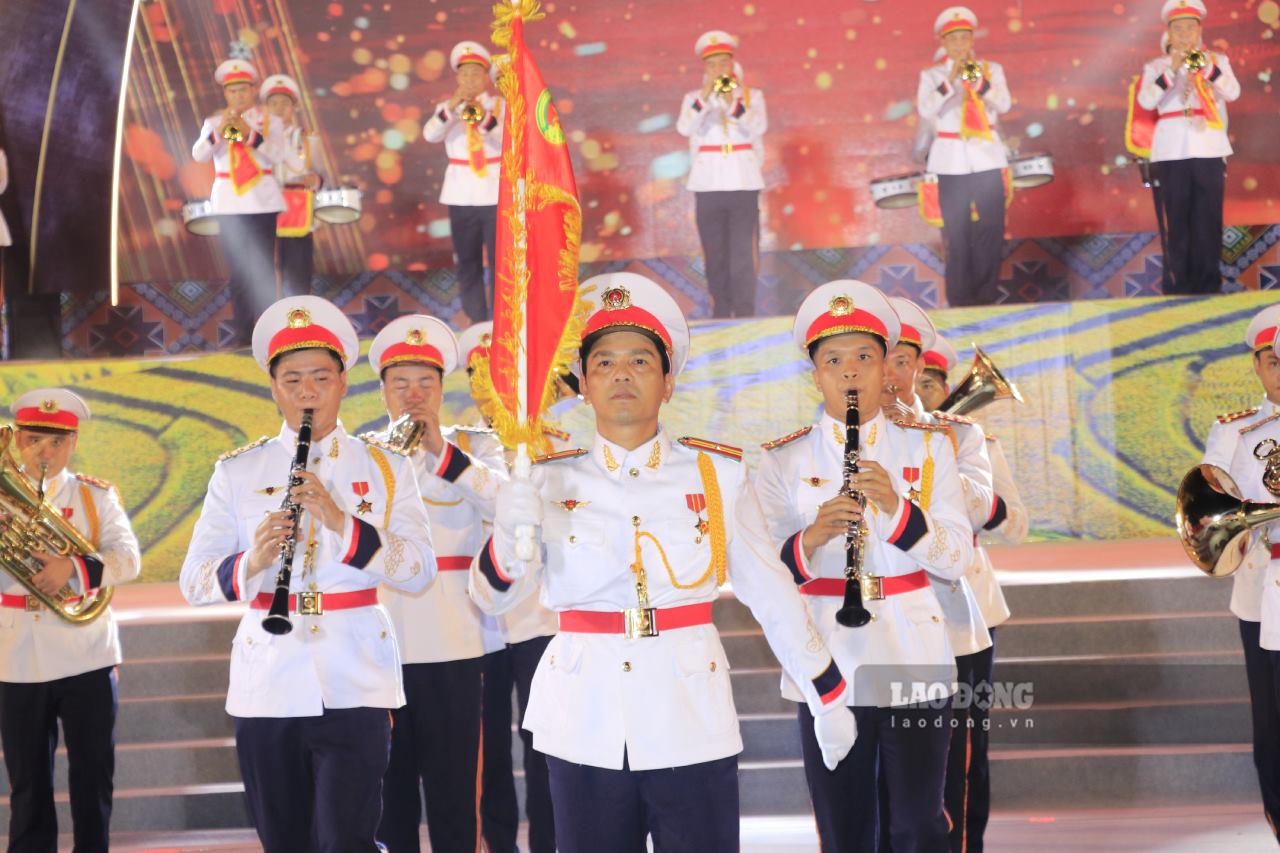 Những giọt mồ hôi rơi không ngăn được tinh thần của các chiến sỹ quân nhạc.