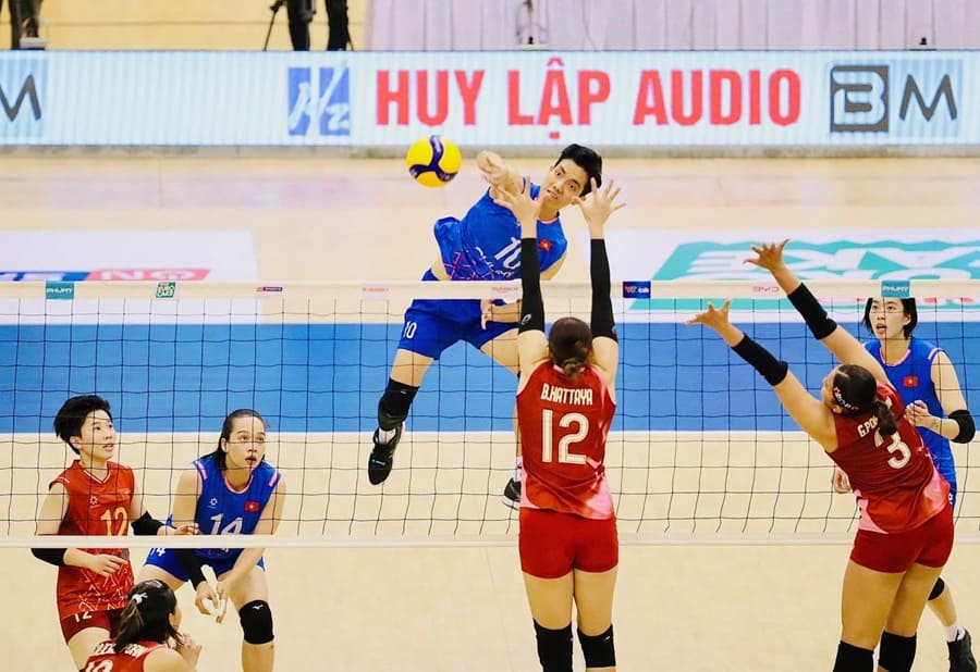 Cầu thủ Việt Nam chơi mạnh mẽ trước Thái Lan. Ảnh: Trung Vu