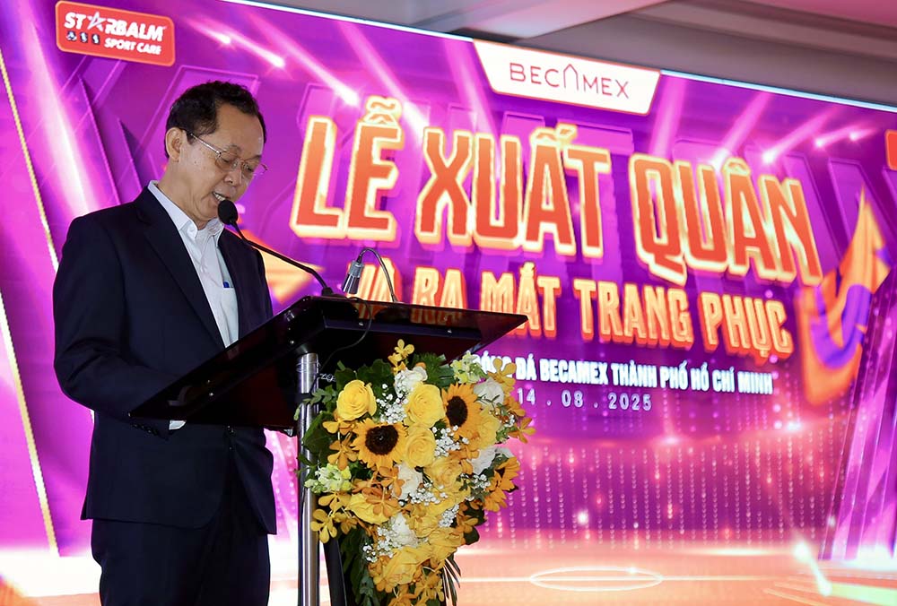 Chủ tịch câu lạc bộ Hồ Hồng Thạch phát biểu tại lễ xuất quân. Ảnh: CLB Bình Dương