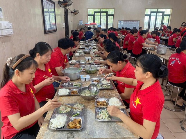 Bữa cơm Công đoàn đem lại niềm vui cho người lao động Dệt may