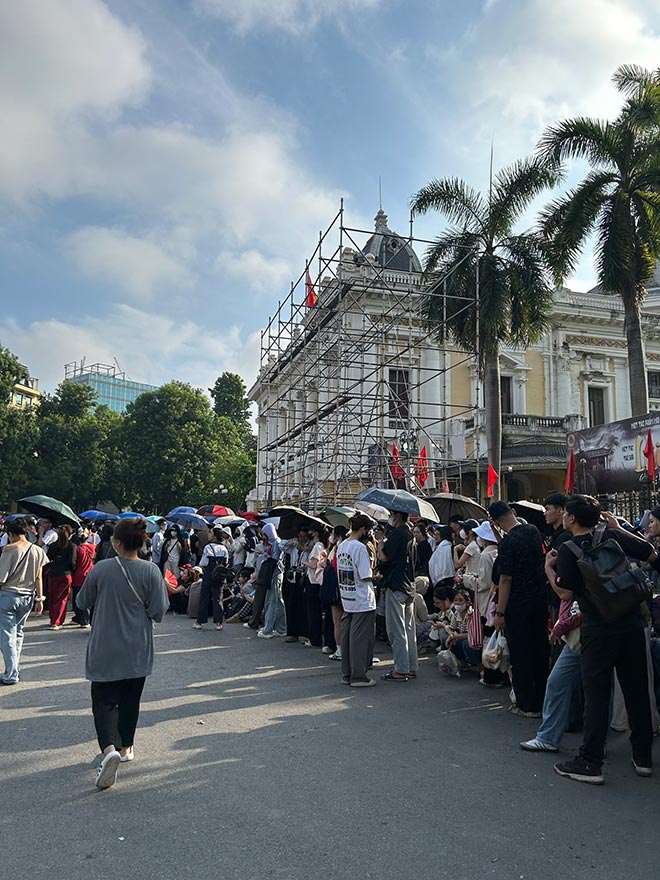 Hàng nghìn khán giả chờ lấy vé miễn phí của concert. Ảnh: Quỳnh An