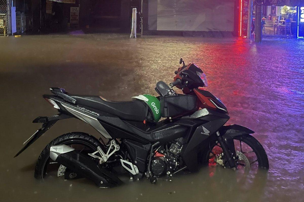 Đường Phan Chu Trinh ngập gần nửa bánh xe sau mưa, khiến một số phương tiện chết máy. Ảnh: Trần Trí