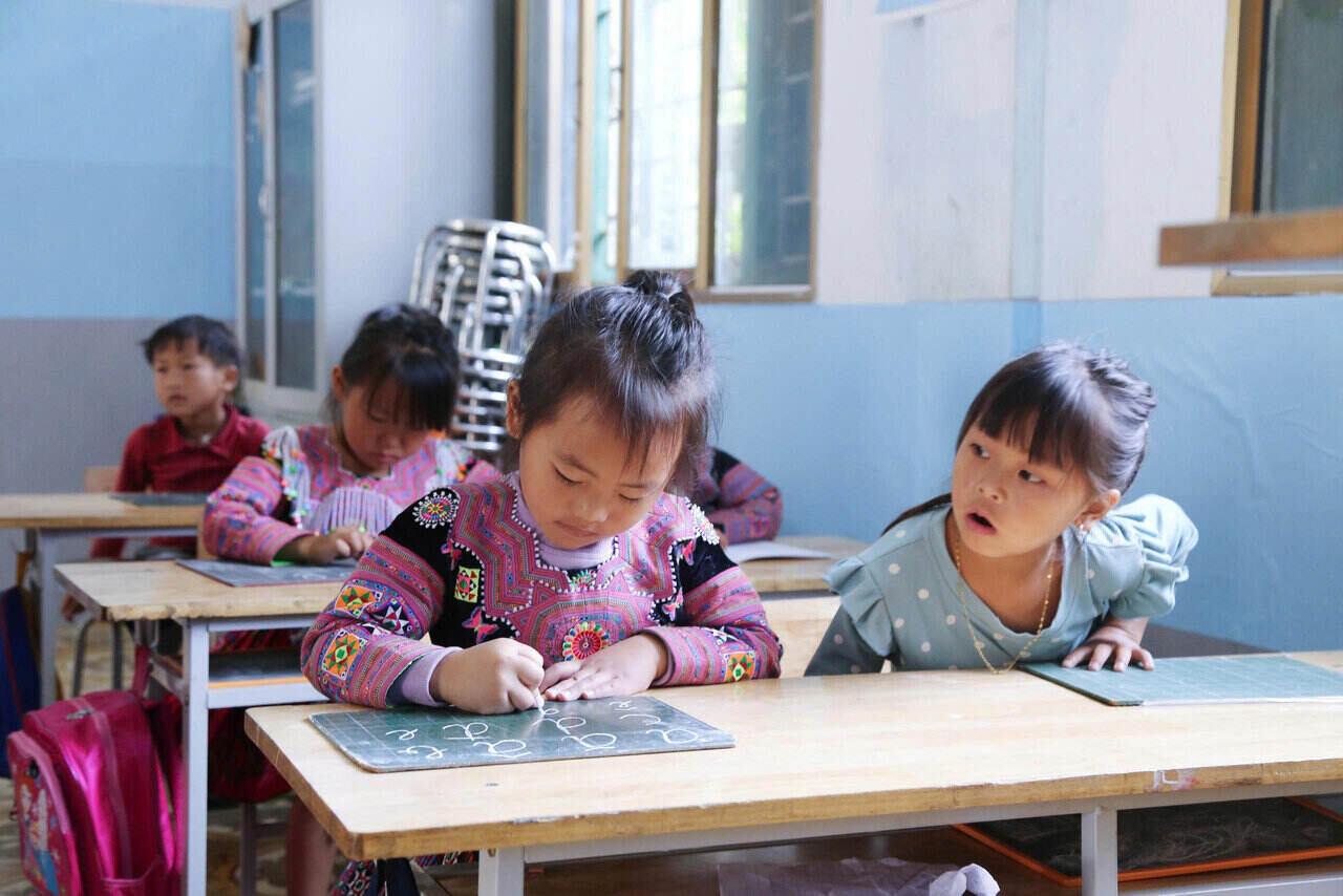 Lớp học giúp trẻ em H'Mông xoá bỏ rào cản về ngôn ngữ, tiếp thu bài giảng tốt hơn. Ảnh: Bình Khang