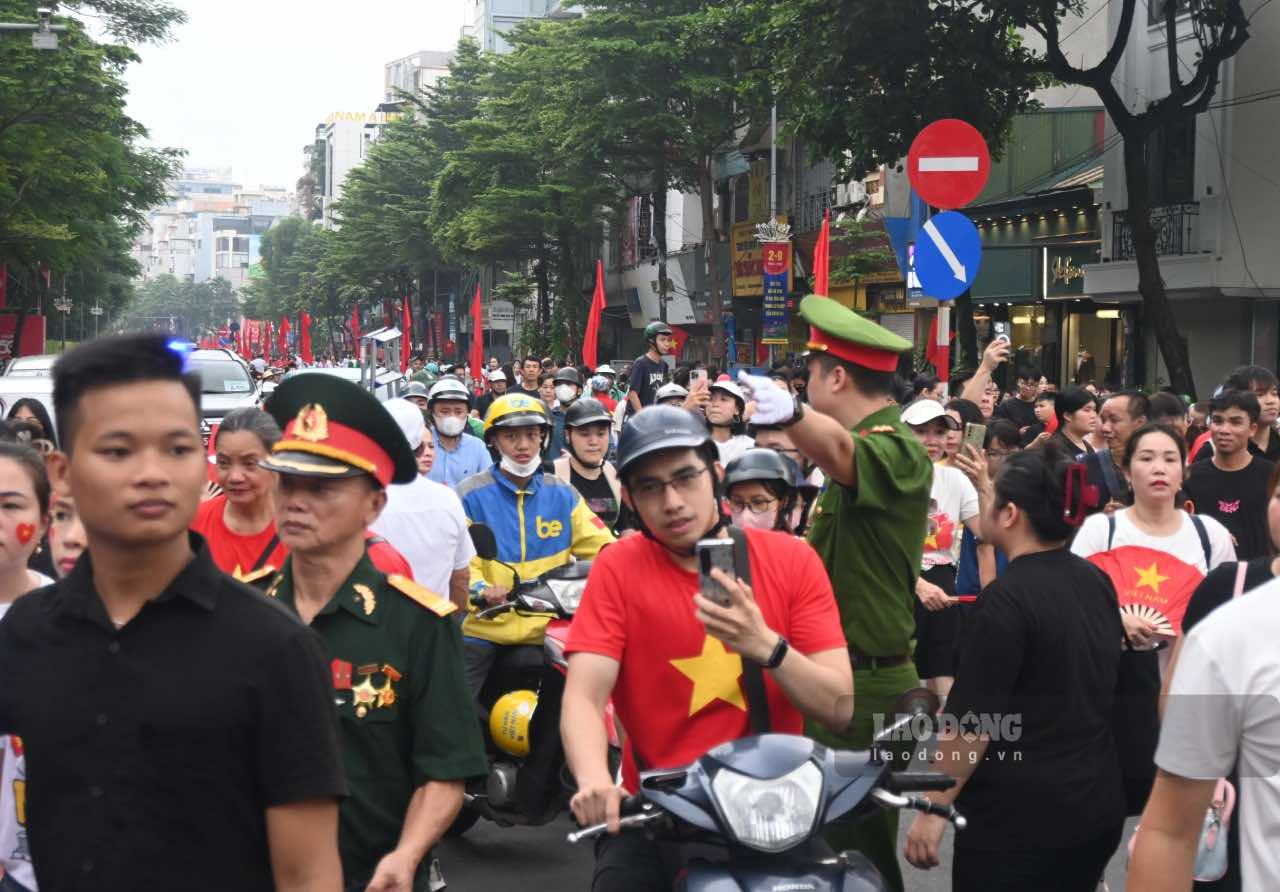 Chiến sĩ công an căng mình điều tiết giao thông tại các tuyến đường vào Quảng trường Ba Đình. Ảnh: Thành Nhân