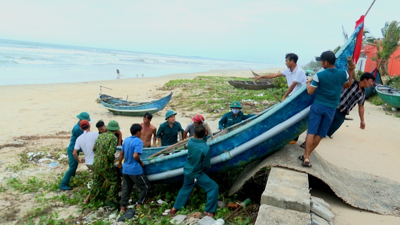 Lực lượng công an, biên phòng, dân quân các địa phương ở Đà Nẵng giúp dân ứng phó với bão số 5. Ảnh: Công an Đà Nẵng - Nguyễn Hoàng